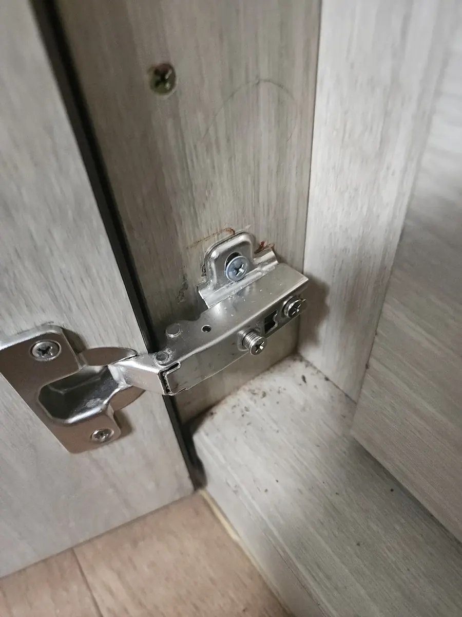 장농 경첩 교체 — 몸통에 연결한 새 경첩